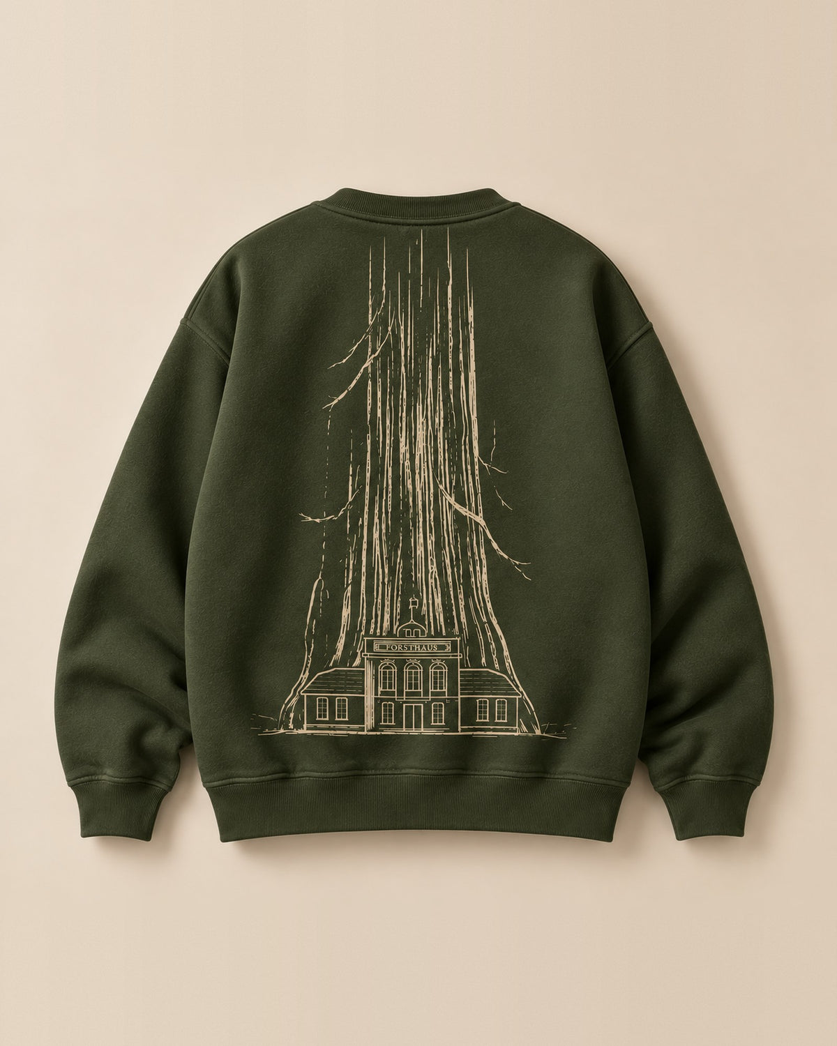 Pullover Stammgast in Tannengrün von hinten: Haus vor dem Stamm des Mammutbaums in Creme
