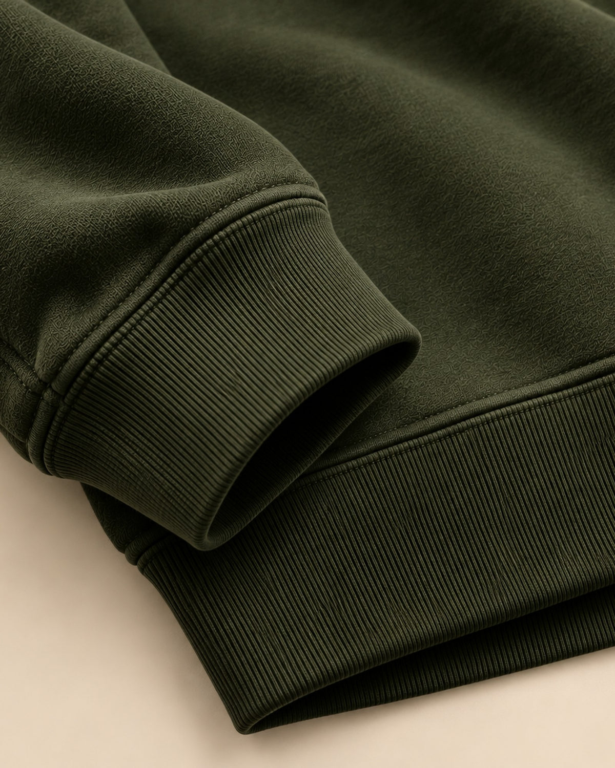 Pullover Stammgast in Tannengrün, Detail von Ärmelbund und Saumbund