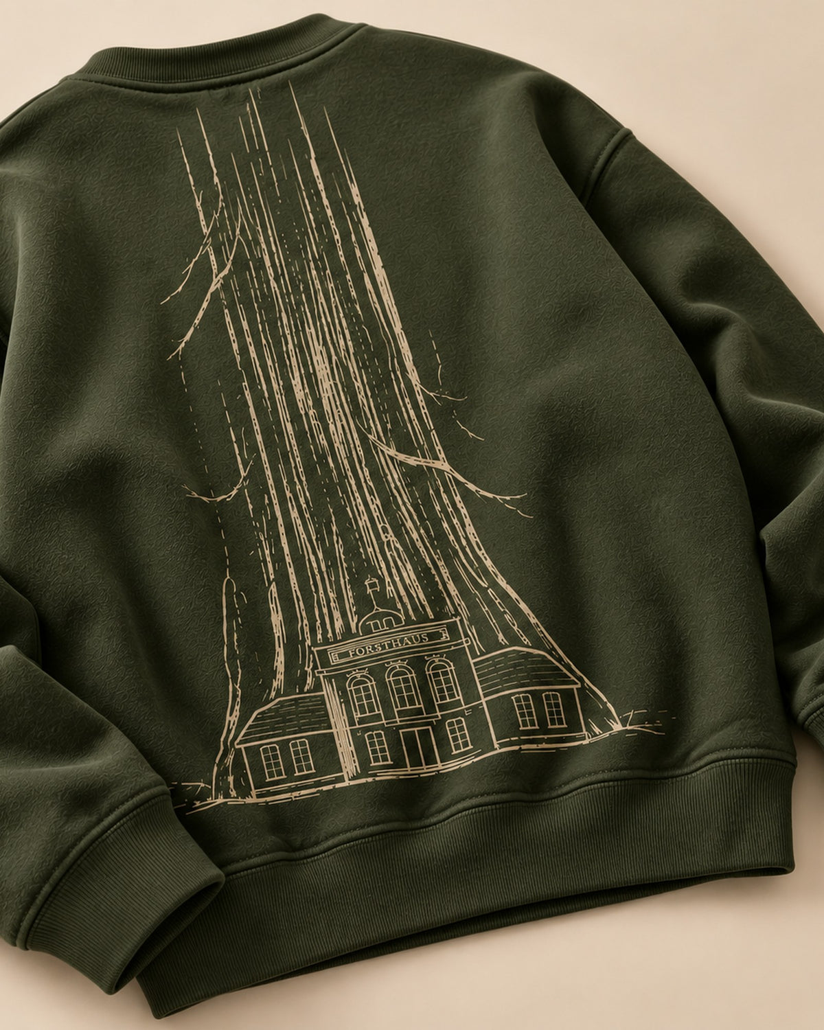 Pullover Stammgast in Tannengrün, Rückenmotiv schräg von hinten