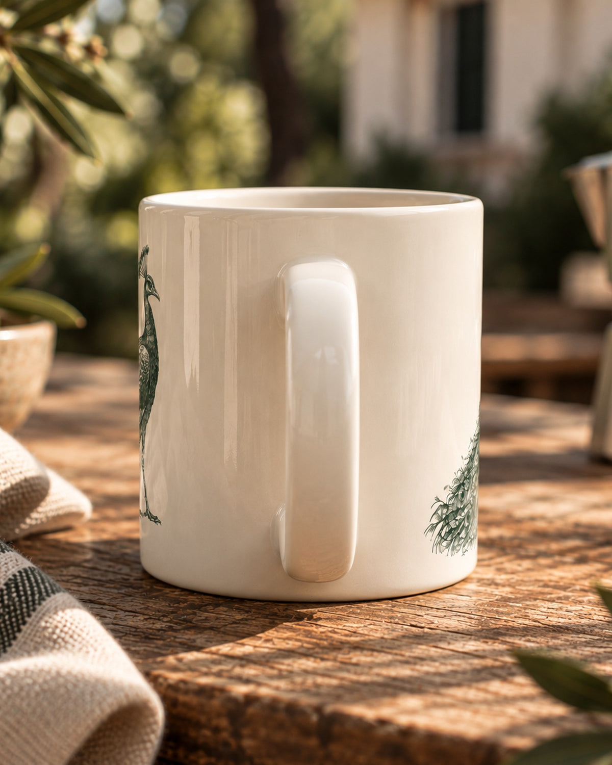 Tasse Hausrecht von der Henkelseite, links und rechts der Henkelmitte ist der Pfau angeschnitten