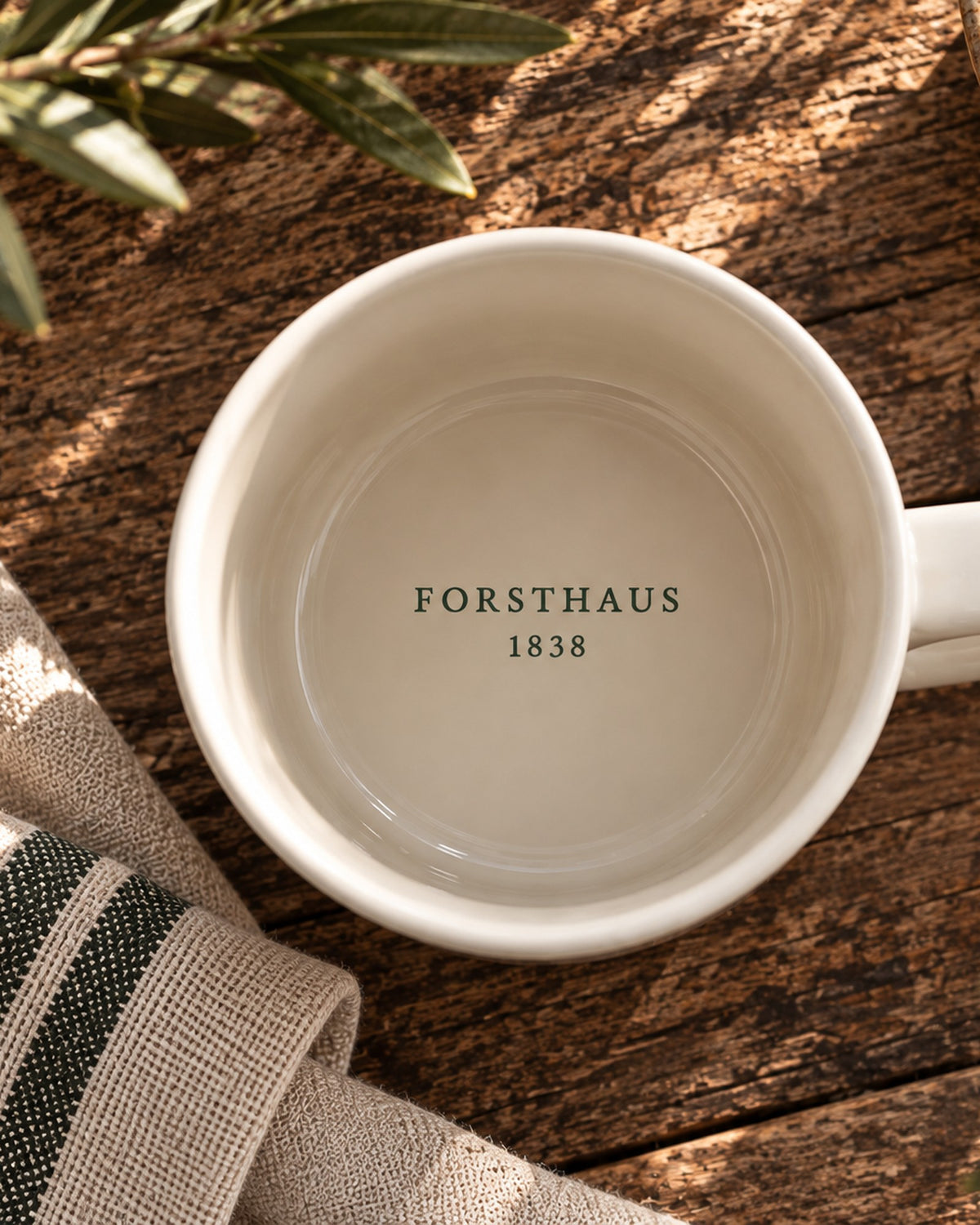 Tasse Hausrecht von oben: im Inneren auf dem Boden der Schriftzug Forsthaus 1838