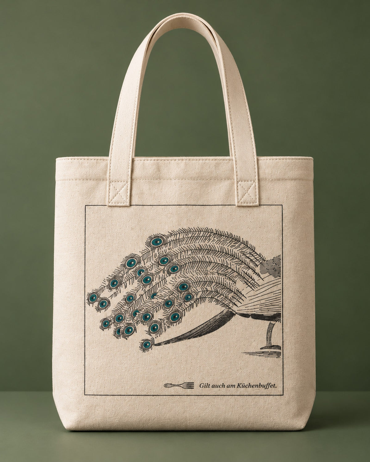 Tote Bag Hausrecht in Natur von vorne: Pfauenfächer im Rahmen, unten rechts Kuchengabel mit der Zeile „Gilt auch am Küchenbuffet.“