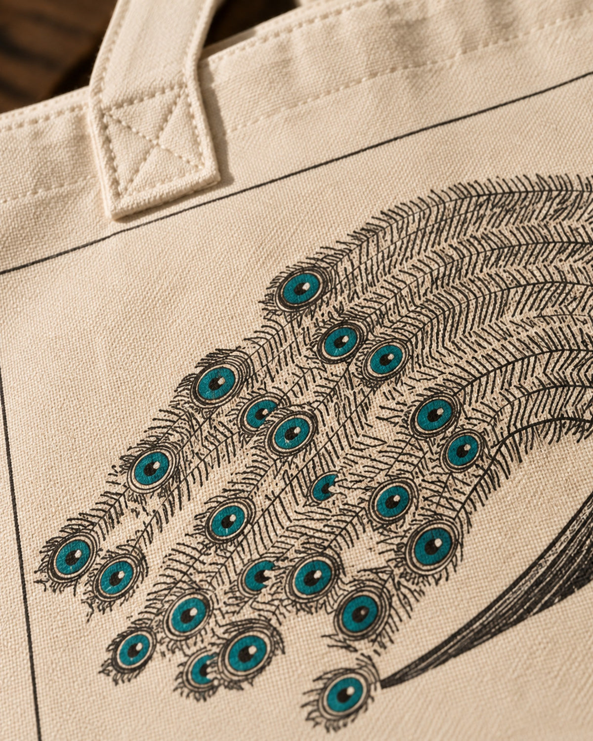 Tote Bag Hausrecht, Detail des Pfauenfächers mit türkisen Federaugen