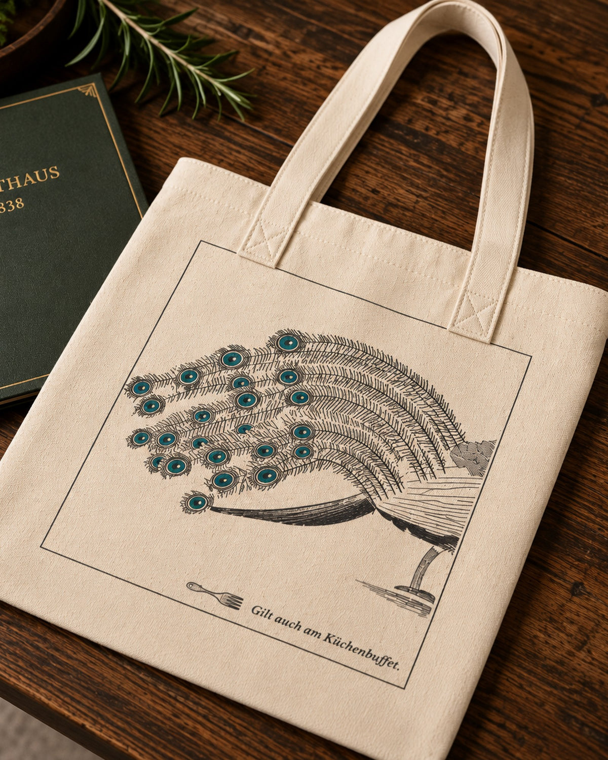Tote Bag Hausrecht auf einem Holztisch neben einem grünen Buch