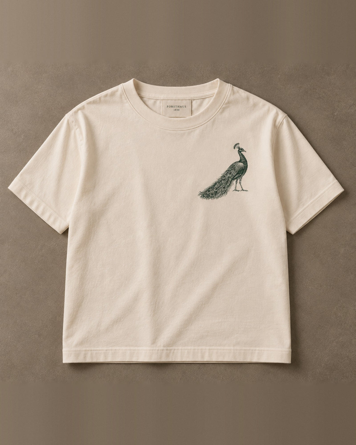 T-Shirt Hausrecht in Creme von vorne: Pfau auf der linken Brust, Etikett Forsthaus 1838 im Kragen
