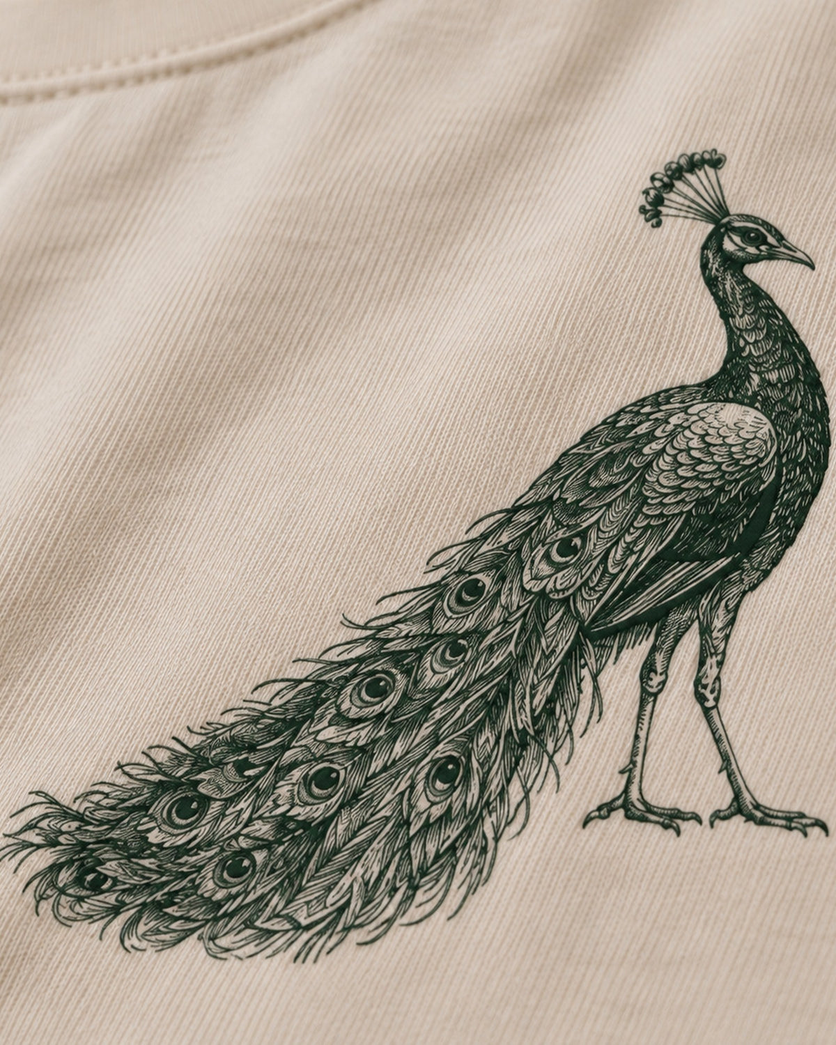 T-Shirt Hausrecht, Detail des Pfaus in dunklem Grün auf der linken Brust