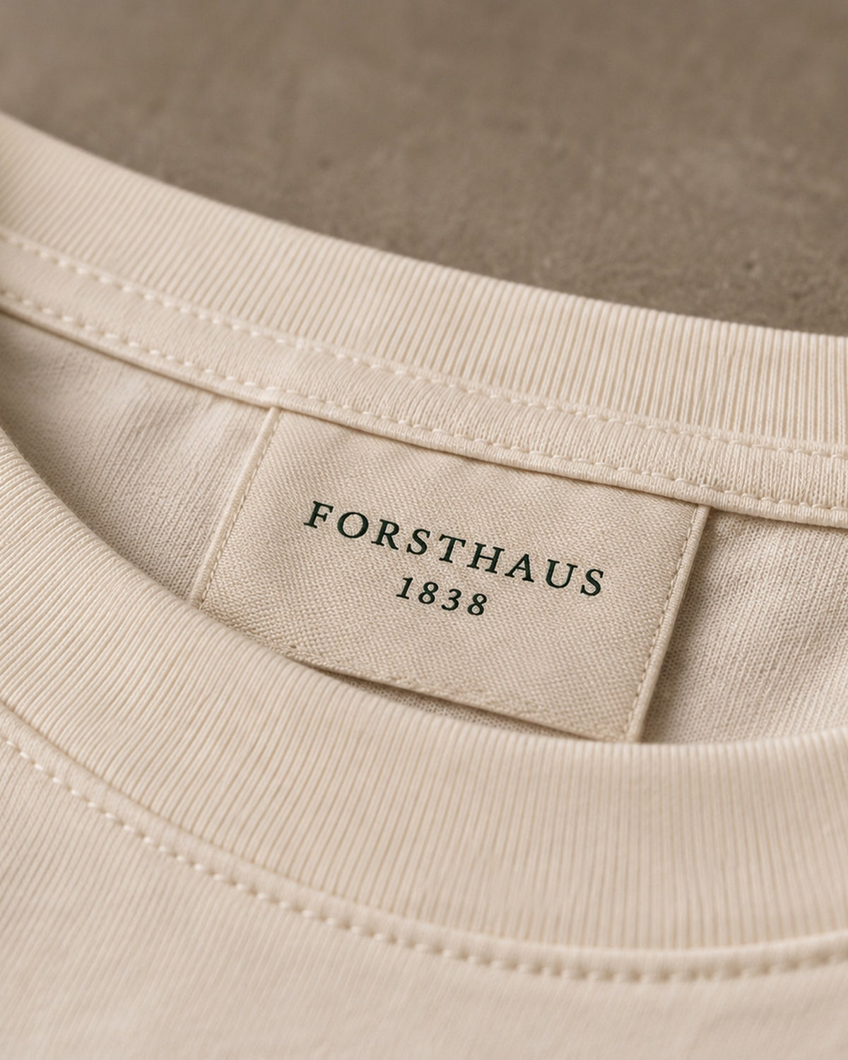 T-Shirt Hausrecht, Detail des Kragenetiketts Forsthaus 1838